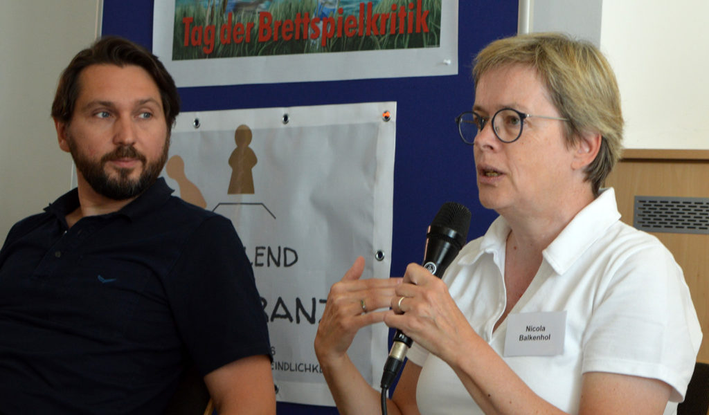 Guido Heinecke (Spiel-des-Jahres-Geschäftsführer) und Nicola Balkenhol (Deutschlandfunk)