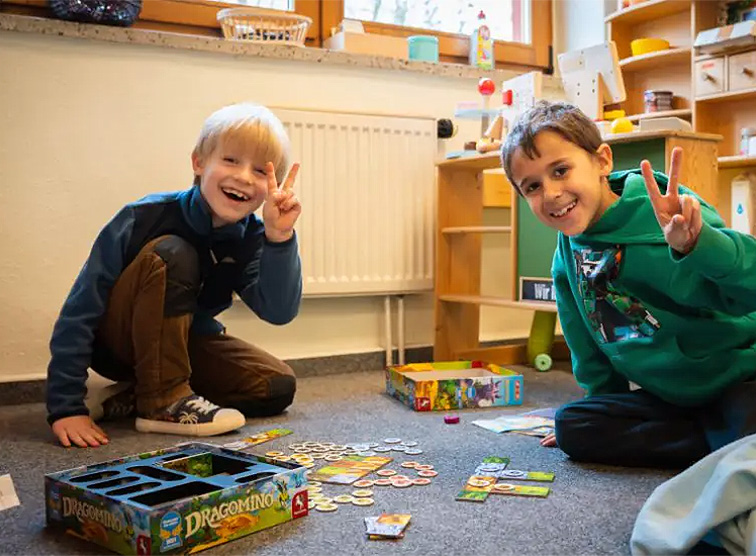 Spielende Kinder mit Dragomino